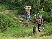 30 Mandriani scendono dopo aver portato in alto attrezzi da lavoro